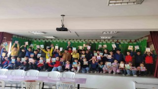 Altıntaşta Okuyan Nesil projesinde anlamlı etkinlik: Öğrenciler kitap hediyeleşti