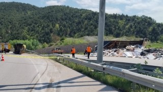 Amasyada devrilen tırın sürücüsü hayatını kaybetti