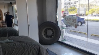 Amasyada kamyondan kopan teker mağazaya daldı