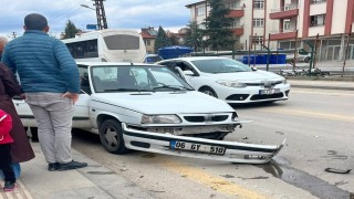 Ankarada 3 araçlı zincirleme kaza: 3 yaralı