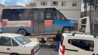 Ankarada minibüs kamyonetle çarpıştı: 5 yaralı