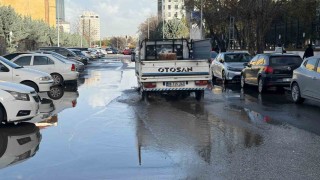 Ankarada sağanak etkili oldu, caddeler ve sokaklar göle döndü