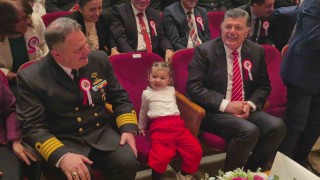 Annesinden elinden kurtulan minik, Vali Arslanın koltuğuna oturdu