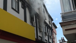Antalyada apartman dairesindeki yangın korkuttu: 5 kişi tedbir amaçlı hastaneye götürüldü