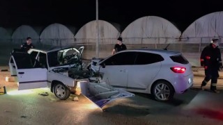 Antalyada iki otomobilin kafa kafaya çarpıştığı kaza kamerada: 1 ölü