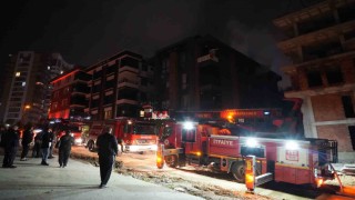 Apartman dairesi alevlere teslim oldu, bina sakinleri kendini dışarı attı