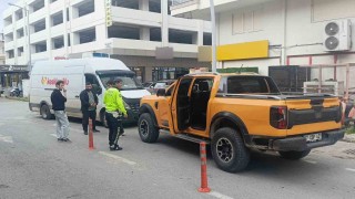 Aracına çarpan kamyonet için polis çağırdı hatalı parktan ceza yedi