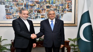 Arakçi, Pakistanlı mevkidaşı Dar ve Pakistan Genelkurmay Başkanı Munir ile görüştü
