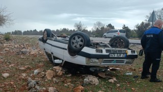 Araziye devrilen otomobilden yara almadan çıktılar