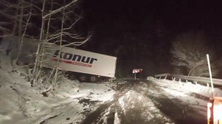 Ardahan-Artvin karayolunda kayan tır yolu kapattı, onlarca araç mahsur kaldı