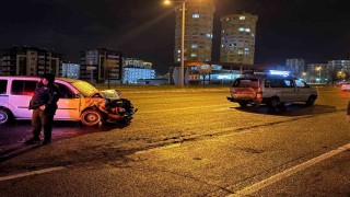 Arızalı minibüse çarpan araçta 7 aylık bebek dahil 6 yaralı