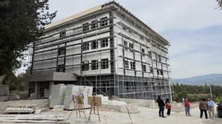 Arsuzda sosyal hizmet merkezi binasında çalışmalar sürüyor