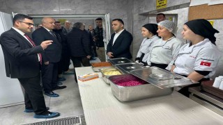 Aşçı adayı lise öğrencileri günde 10 bin kişi için yemek hazırlıyor