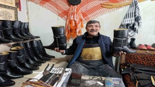 Asırlık kalıplarla körüklü çizme üretiyor