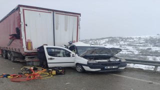 Aşkale yolunda feci kaza: Hafif Ticari araç, Tıra arkadan çarptı, 2 ölü 3 yaralı