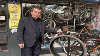 Askıda bisiklet parçaları, çocukların yüzünü güldürüyor
