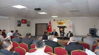 Aslanapa Kaymakamı İsmail Tosun, köy muhtarlarıyla bir araya geldi
