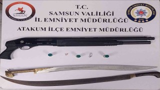 Atakumda ruhsatsız silah ve kılıç ele geçirildi