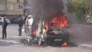 Ataşehirde minibüs alev alev yandı