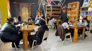 Atık malzemelerle kurulan kütüphane öğrencilerin yeni yaşam alanı oldu