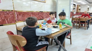Avcılarda bir esnaf 23 Nisan dolayısıyla çocuklara ücretsiz yemek ikram etti