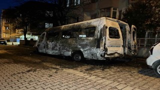 Avcılarda park halindeki servis aracı alev alev yandı