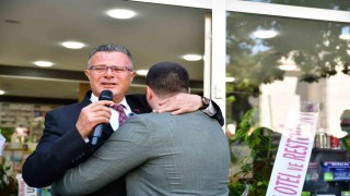 Baba-oğul açılışta gözyaşlarını tutamadı
