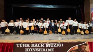 Bağlama kursiyerlerinden halk müziği konseri
