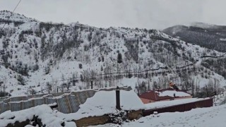 Bahar yerini kışa bıraktı: Erzincan Refahiyede kar yağışı etkili oldu