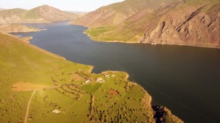 Baharın gelişiyle Keban Baraj Gölünde eşsiz manzara