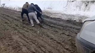 Bahçesarayda çamurla mücadele: Vatandaşlar araçlarını iple çekerek ilerliyor