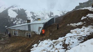 Bahçesarayda heyelan bir eve zarar verdi