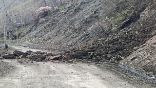 Bahçesarayda mahalle yolunda heyelan
