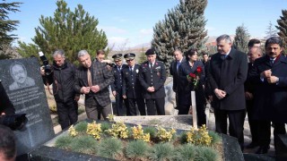 Bakan Çiftçi, Neşet Ertaşın kabrini ziyaret etti