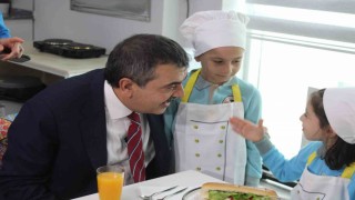 Bakan Tekinden Aydınlı miniklere halı saha sözü