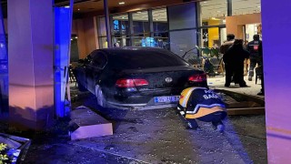 Bakırköyde kontrolden çıkan araç kafeye daldı: 6 yaralı
