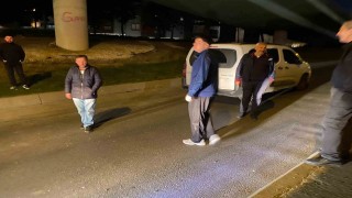 Bakırköyde yolda kalan araç trafiği kilitledi: Yolcularla sürücü arasında tartışma kamerada
