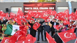 Balıkesirde 9 ülkenin çocukları aynı sahnede buluştu