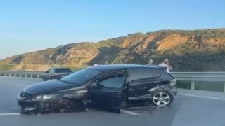 Balıkesirde trafik kazası; araç bariyerlere çarptı