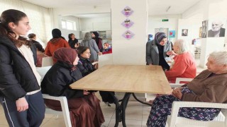 Balıkesirli öğrenciler yaşlıları sevindirdi