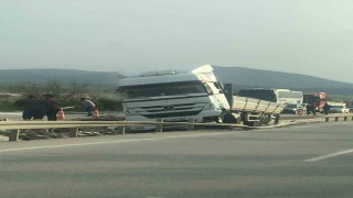 Bariyerlere çarpan tırda 2 kişi yaralandı