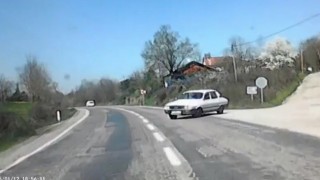 Bartında 2 otomobil kafa kafaya çarpıştı