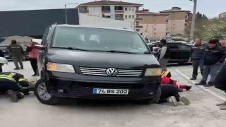 Bartında feci kaza: Aracın altında kalan kadını ekipler kurtardı