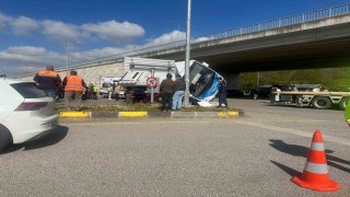 Bartında halk otobüsü otomobilin üzerine devrildi: 44 yaralı