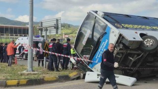 Bartında korkutan kaza: Öğrencileri taşıyan otobüs otomobile çarptı