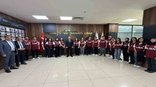 Başkan Alan sözünü tuttu: Öğrencilere formalarını hediye etti