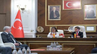 Başkan Aşgın koltuğu çocuklara emanet etti
