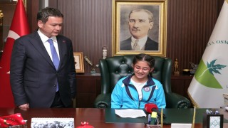 Başkan Aydın koltuğu çocuklara bıraktı
