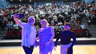 Başkan Çerçioğlu, Didim ve Nazillide vatandaşları tiyatro ile buluşturdu