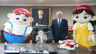 Başkan Çetin Akın koltuğunu minik başkana emanet etti